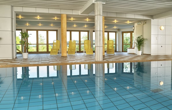 Indoor pool, open 7 AM to 9:00 PM, sun loungers - Hotel der Bäume (Drachselsried)