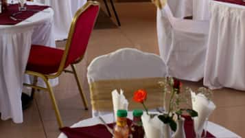 Breakfast, lunch, dinner served; local and international cuisine