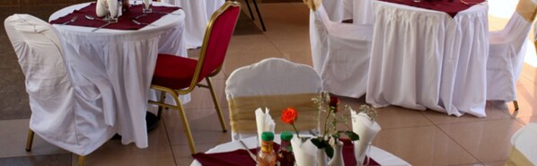 Se sirven desayunos, almuerzos, cenas y cocina local e internacional