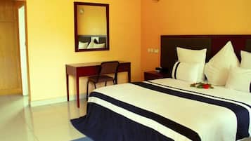 Executive Suite | Desk, rollaway beds, free WiFi