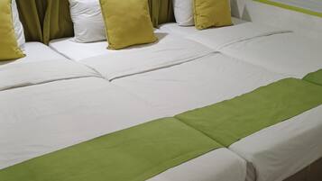 Basic Triple Room, 3 Katil Bujang (Single) (Breakfast for 1) | Seterika/papan seterika, Wi-fi percuma