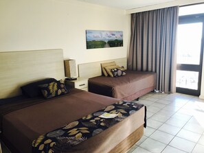 Familienzimmer, Meerblick | Schreibtisch, Bügeleisen/Bügelbrett, kostenloses WLAN, Bettwäsche