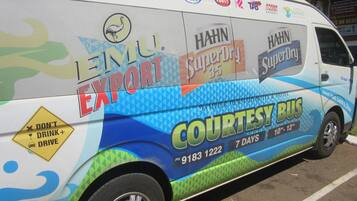 Un autobus arborant de nombreuses publicités et logos, notamment ceux de « UFC », « ESPN », « FOX SPORTS » et « HAHN SuperDry ».
