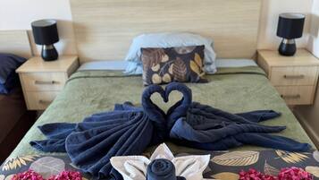 Escritorio, tabla de planchar con plancha, wifi gratis y ropa de cama