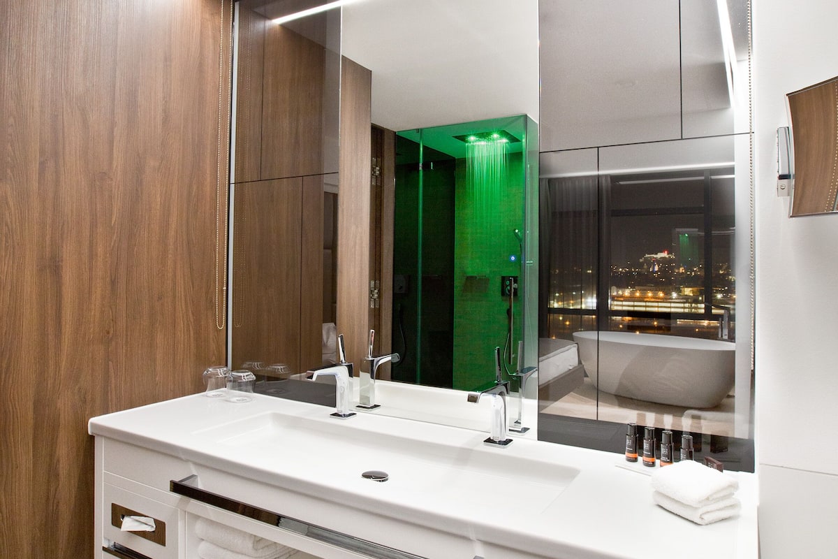 shower, rainfall showerhead, free toiletries, hair dryer