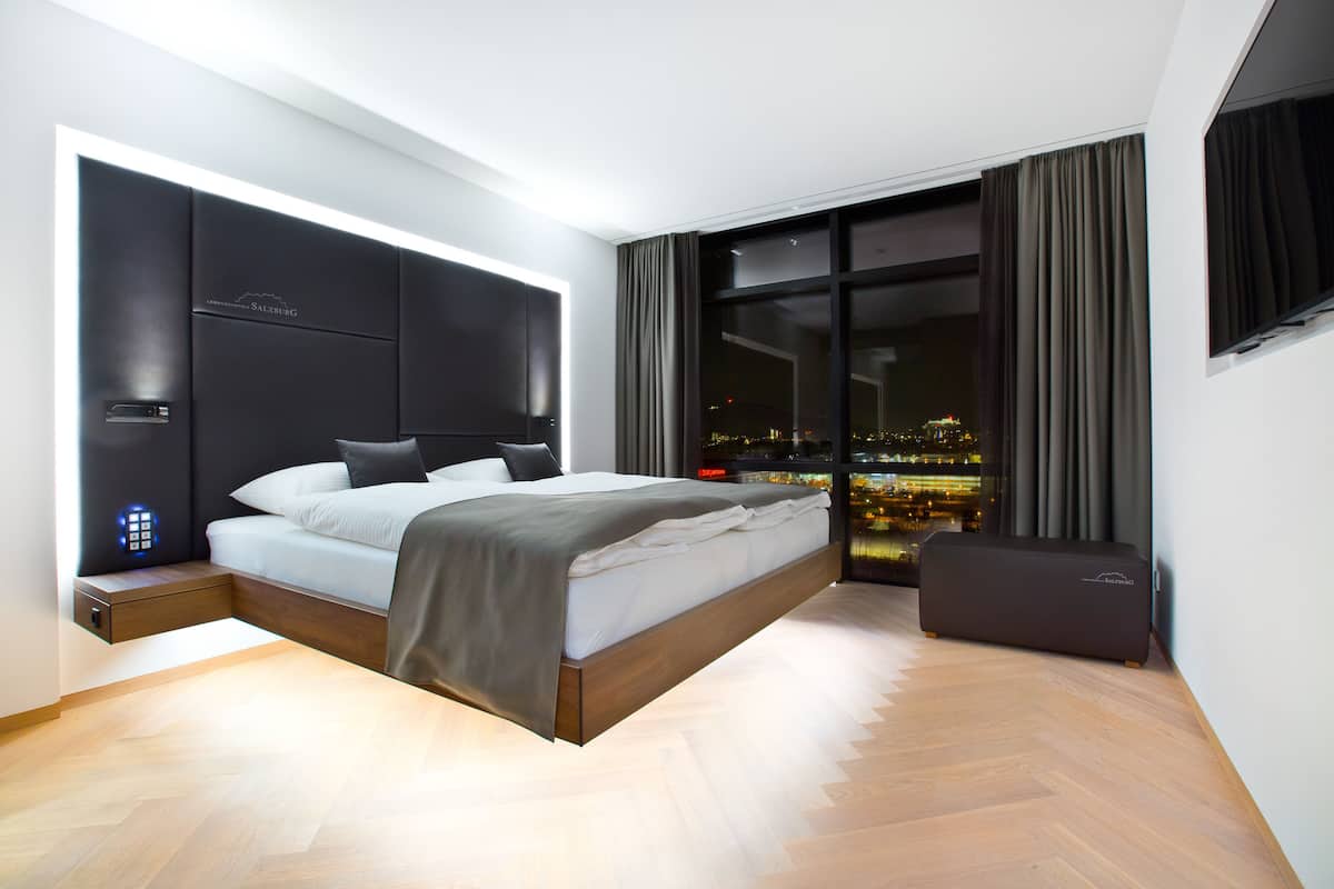 Deluxe-Doppelzimmer, Stadtblick | Allergikerbettwaren, Minibar, Zimmersafe, Schreibtisch