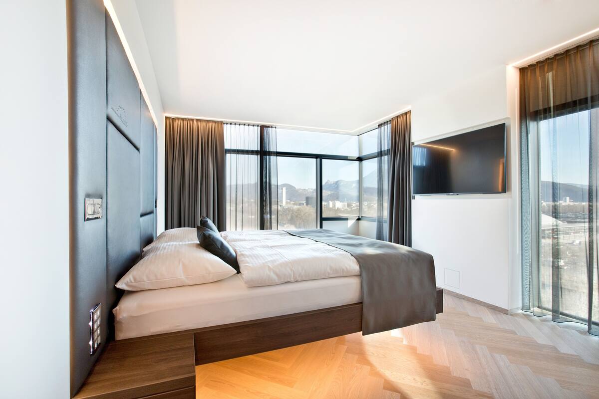 Allergivenligt sengetøj, minibar, pengeskab på værelset, skrivebord