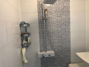 Second Holmes (3 bedrooms) | Badezimmer | Dusche, kostenlose Toilettenartikel, Haartrockner, Hausschuhe