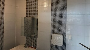 Second Holmes (3 bedrooms) | Phòng tắm | Buồng tắm vòi sen, đồ dùng nhà tắm miễn phí, máy sấy tóc 