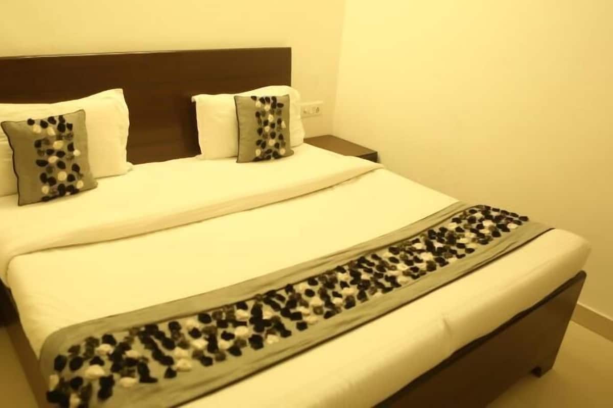 Desk, blackout curtains, rollaway beds, free WiFi