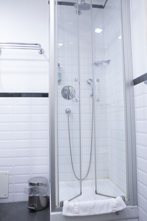 Căn hộ cơ bản, 1 phòng ngủ, ban công | Phòng tắm | Buồng tắm vòi sen, vòi sen phun mưa, đồ dùng nhà tắm miễn phí 