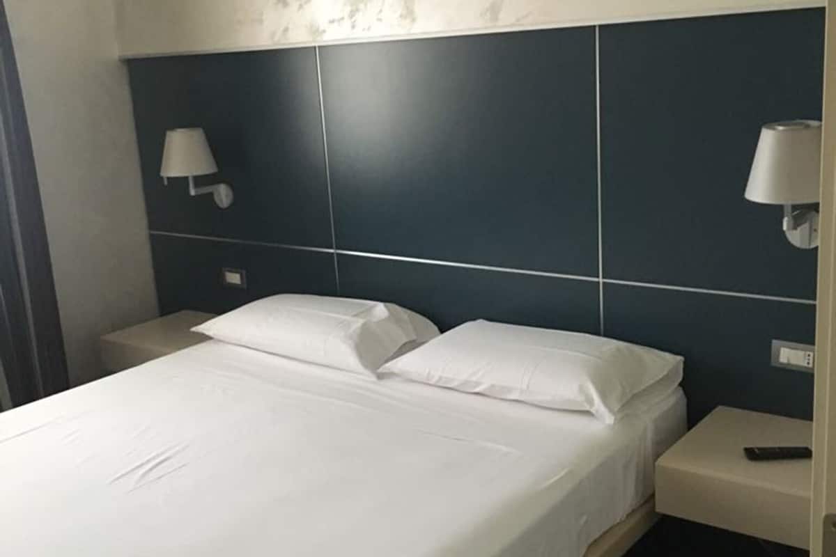 Een minibar, een kluis op de kamer, een bureau, geluiddichte muren