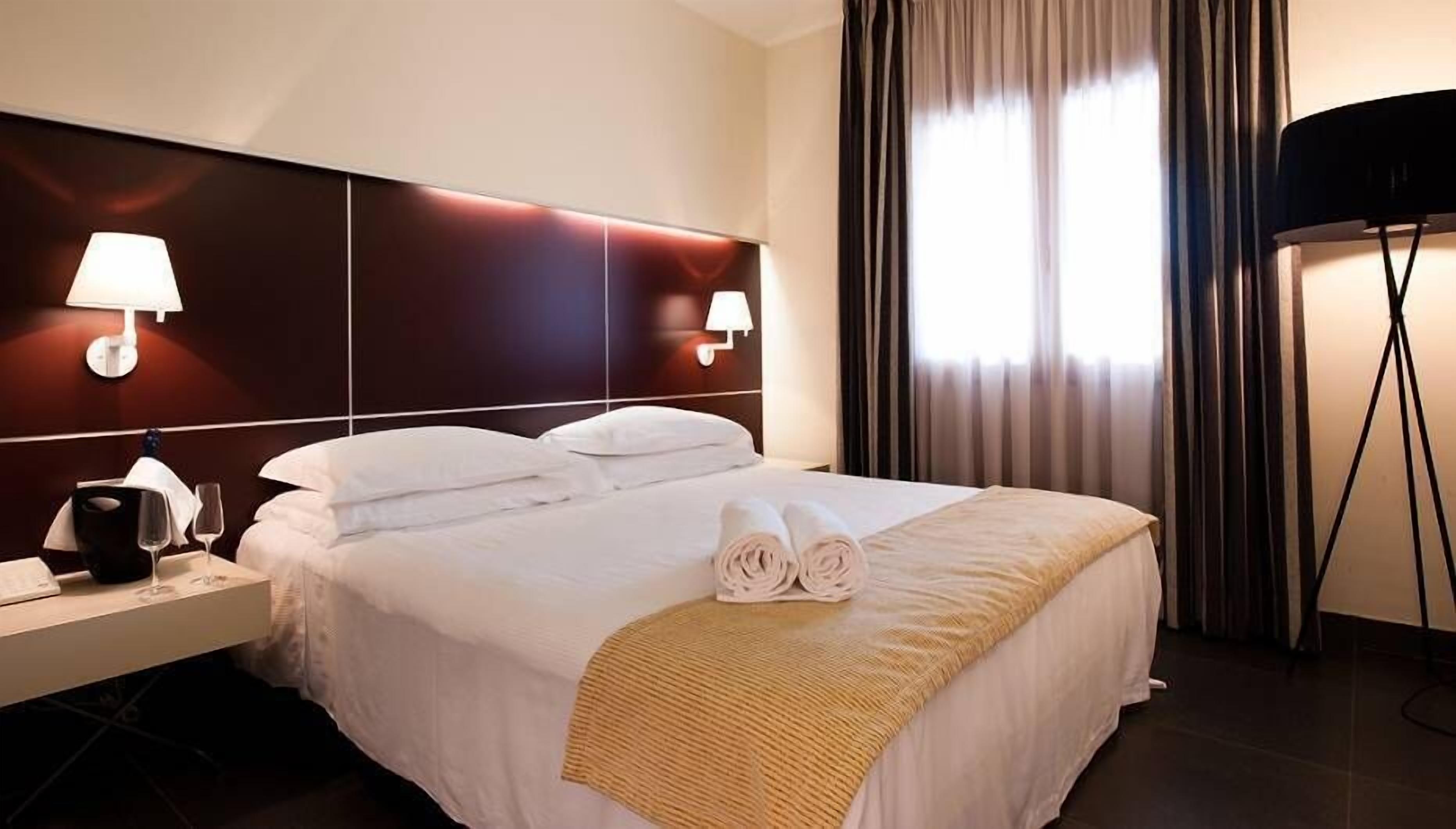 Een minibar, een kluis op de kamer, een bureau, geluiddichte muren