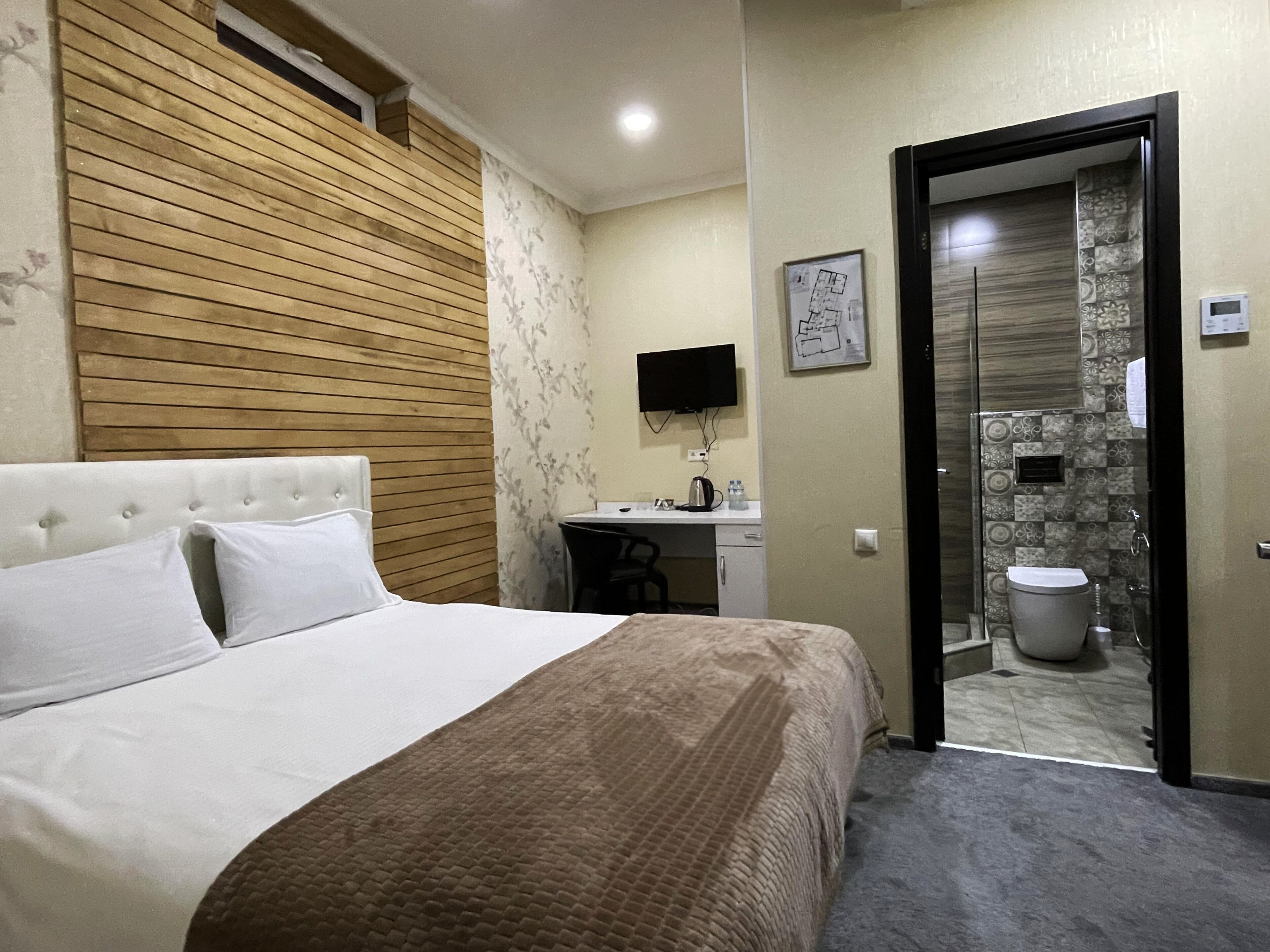 Hypo-allergenic bedding, minibar, in-room safe, desk