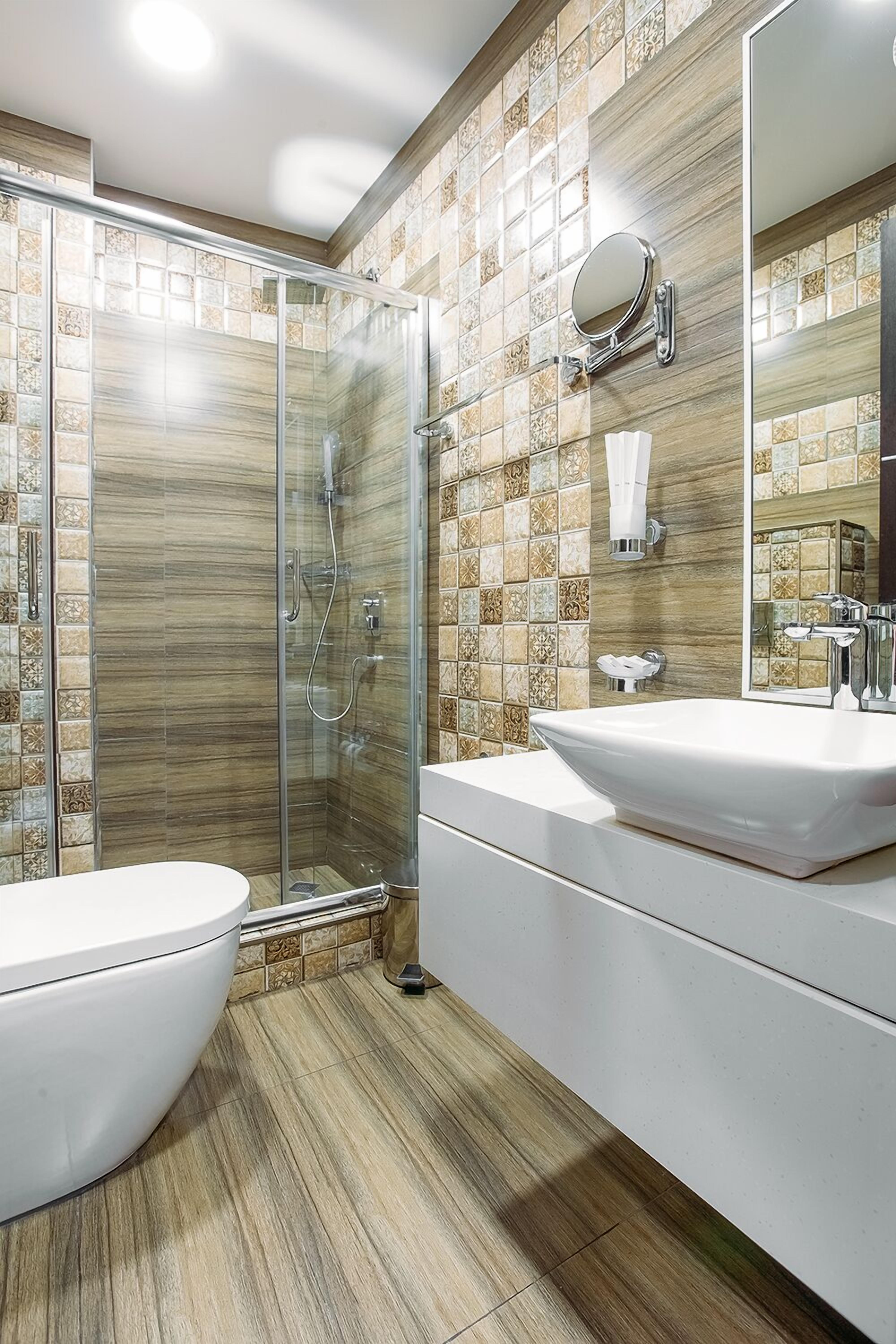 family quadruple room, 3 single beds | bathroom | shower, rainfall showerhead, free toiletries, hair dryer