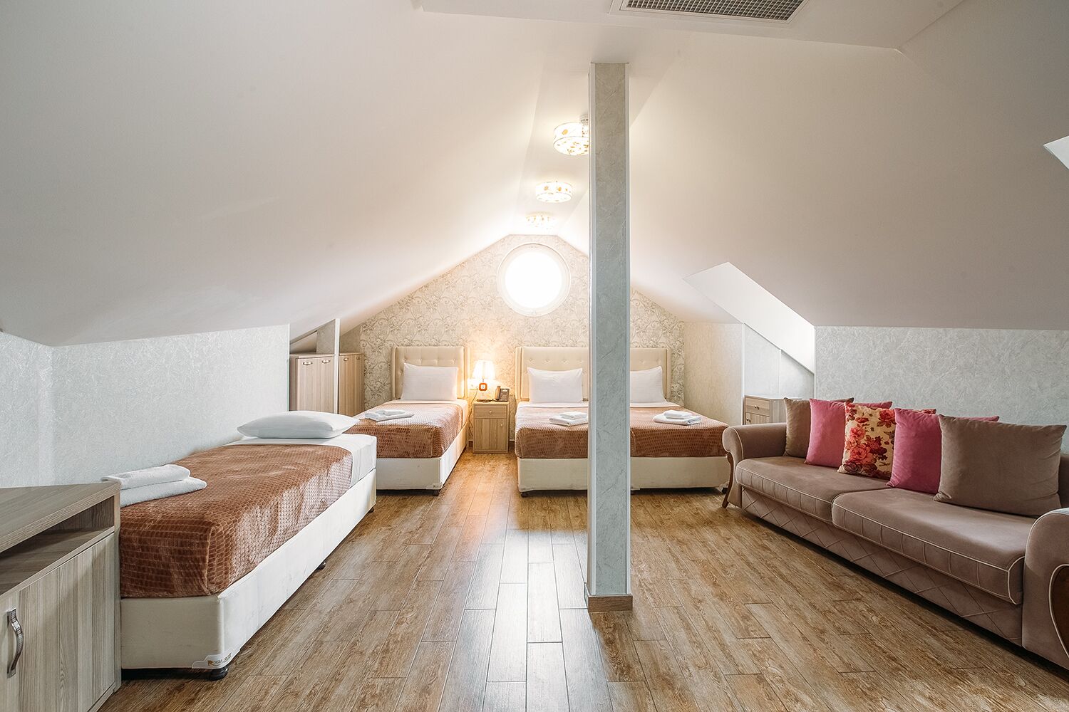 family room | hypo-allergenic bedding, minibar, in-room safe, desk