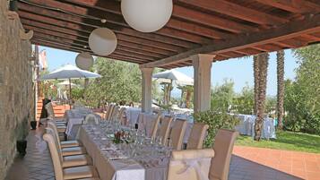 Breakfast, lunch, dinner served; international cuisine