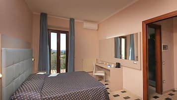 Triple Room | Desk, free cots/infant beds, free WiFi, bed sheets