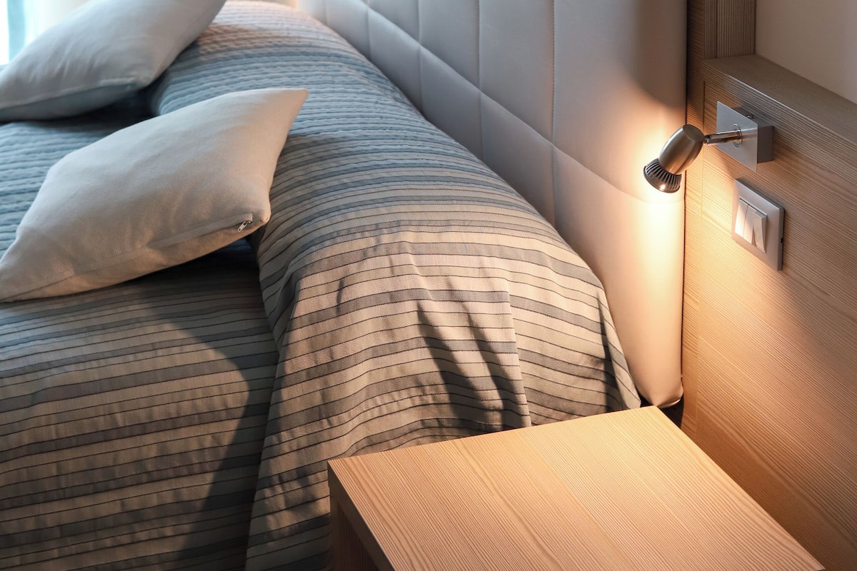 Desk, free cots/infant beds, free WiFi, bed sheets