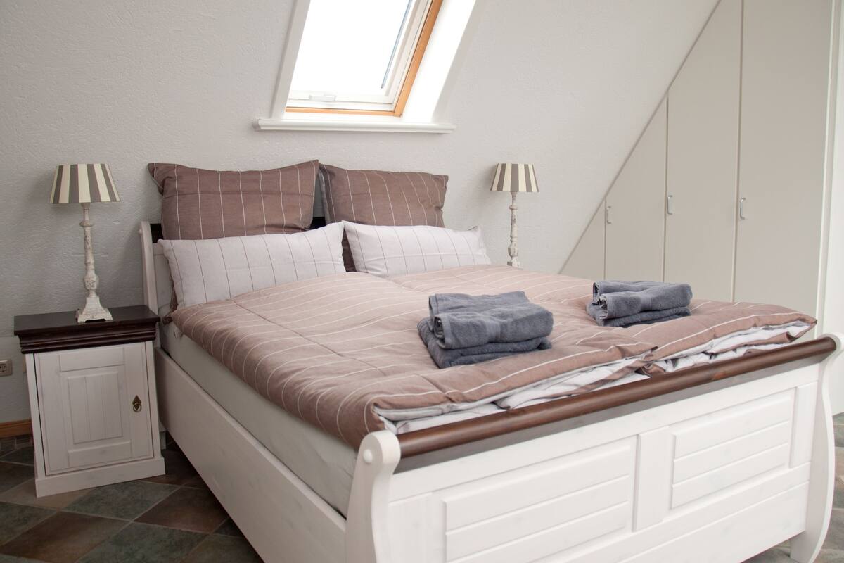 Doppelzimmer, eigenes Bad, Gartenblick | Zimmersafe, Bügeleisen/Bügelbrett, kostenloses WLAN, Bettwäsche