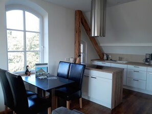 Deluxe Apartment, 2 Bathrooms | Private kitchenette | Fridge, oven, stovetop, dishwasher - urlaubsart - Am Rathaus (Kappeln)