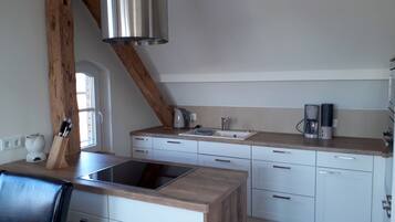 Deluxe Apartment, 2 Bathrooms | Private kitchenette | Fridge, oven, stovetop, dishwasher