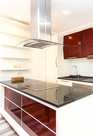 Deluxe Apartment, 2 Bedrooms, Balcony | Private kitchen