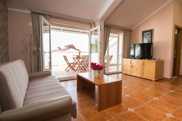 Business Apartment, 3 Bedrooms, Balcony, Sea View | Living room