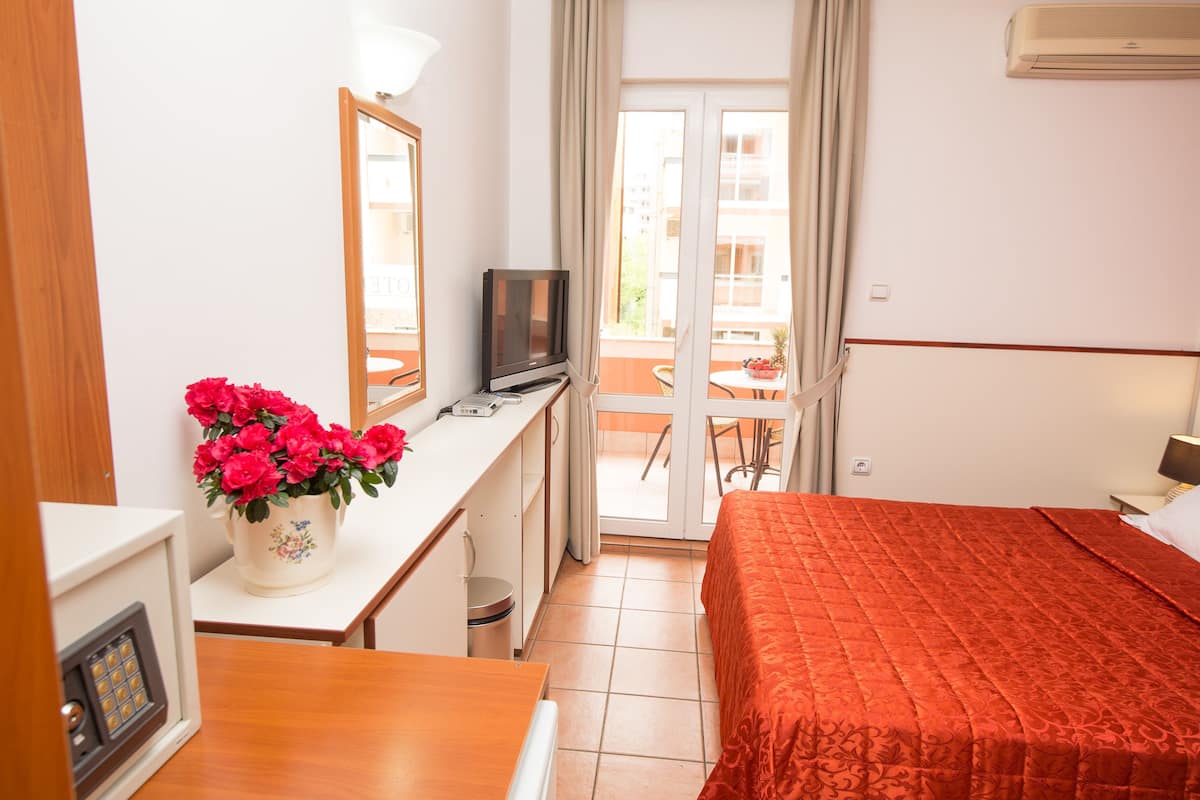 Comfort kamer, 1 twee- of 2 eenpersoonsbedden, balkon | 1 slaapkamer, een kluis op de kamer, geluiddichte muren, gratis wifi