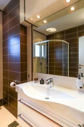 Căn hộ Deluxe, 2 phòng ngủ, ban công | Phòng tắm | Buồng tắm vòi sen, đồ dùng nhà tắm miễn phí, máy sấy tóc, khăn tắm 
