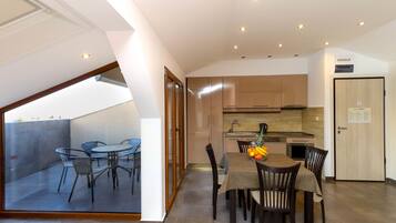 Luksusleilighet, 2 soverom, balkong, sjøutsikt | Eget kjøkken | Kjøleskap, ovn og vannkoker