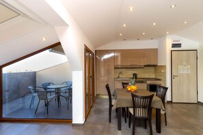 Luxury Apartment, 2 Bedrooms, Balcony, Sea View | Private kitchen