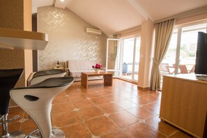 Business Apartment, 3 Bedrooms, Balcony, Sea View | Living area