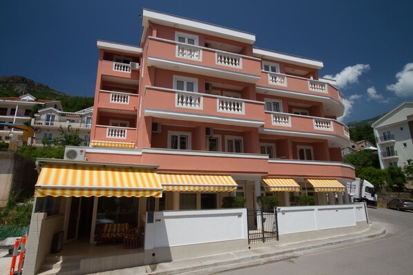 Majoituspaikan sisäänkäynti