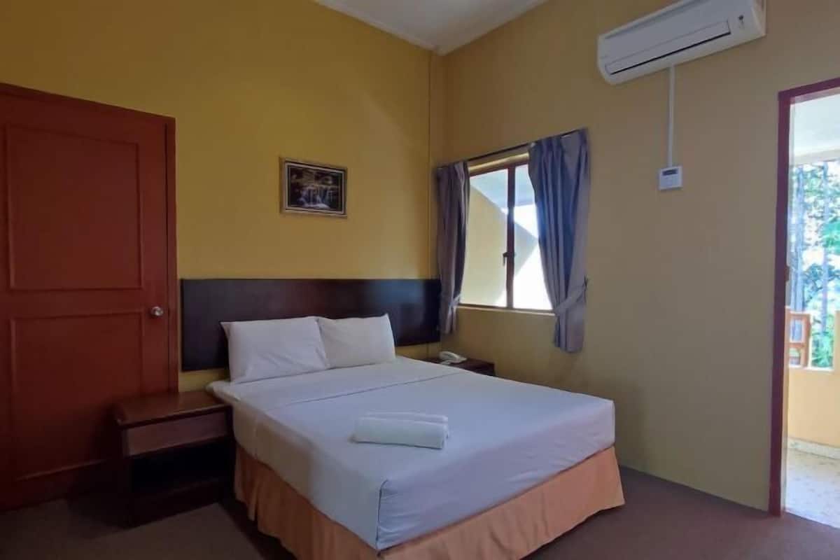 Desk, iron/ironing board, free WiFi, bed sheets