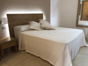 Premium bedding, minibar, individually furnished, desk - Hotel Punta San Francesco (Vieste)