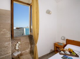 Premium bedding, minibar, individually furnished, desk