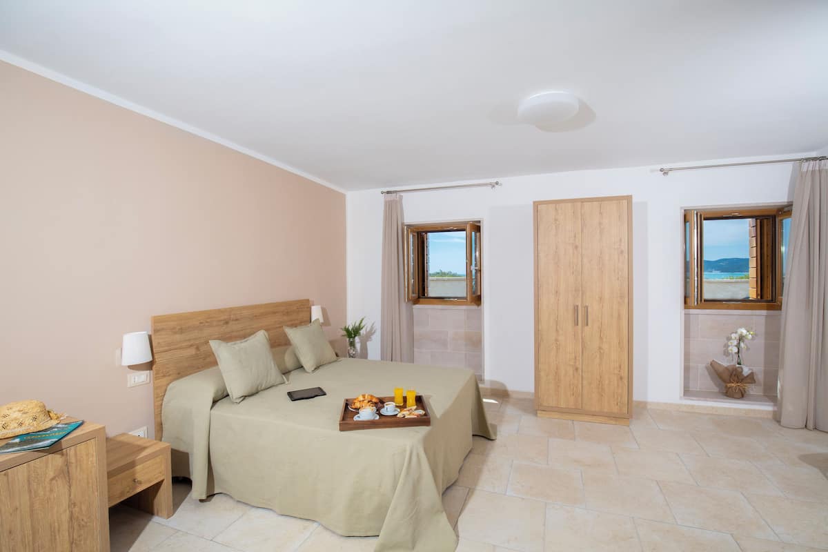 Premium bedding, minibar, individually furnished, desk