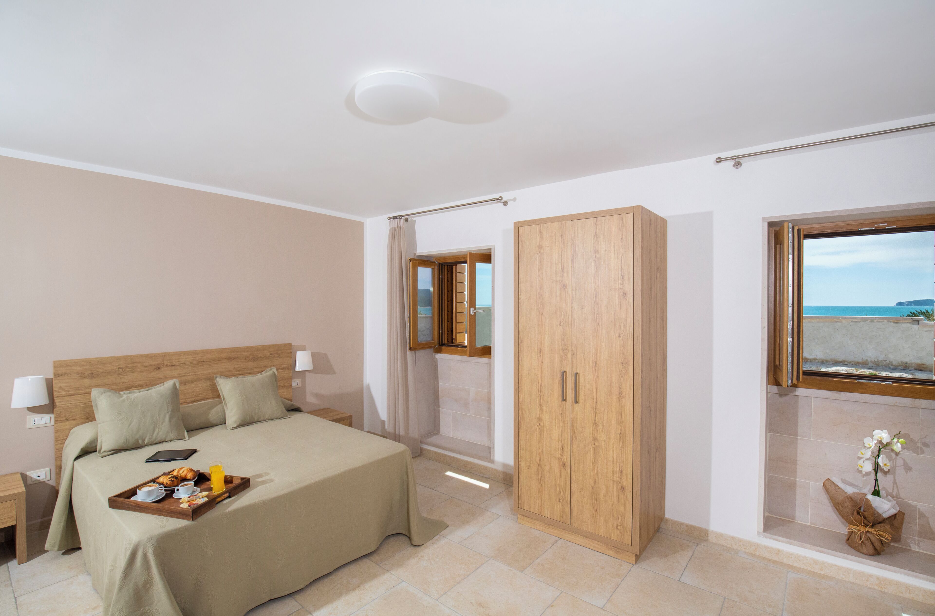Superior vierpersoonskamer | Luxe beddengoed, een minibar, individueel gemeubileerd, een bureau