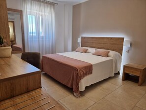 Premium bedding, minibar, individually furnished, desk - Hotel Punta San Francesco (Vieste)