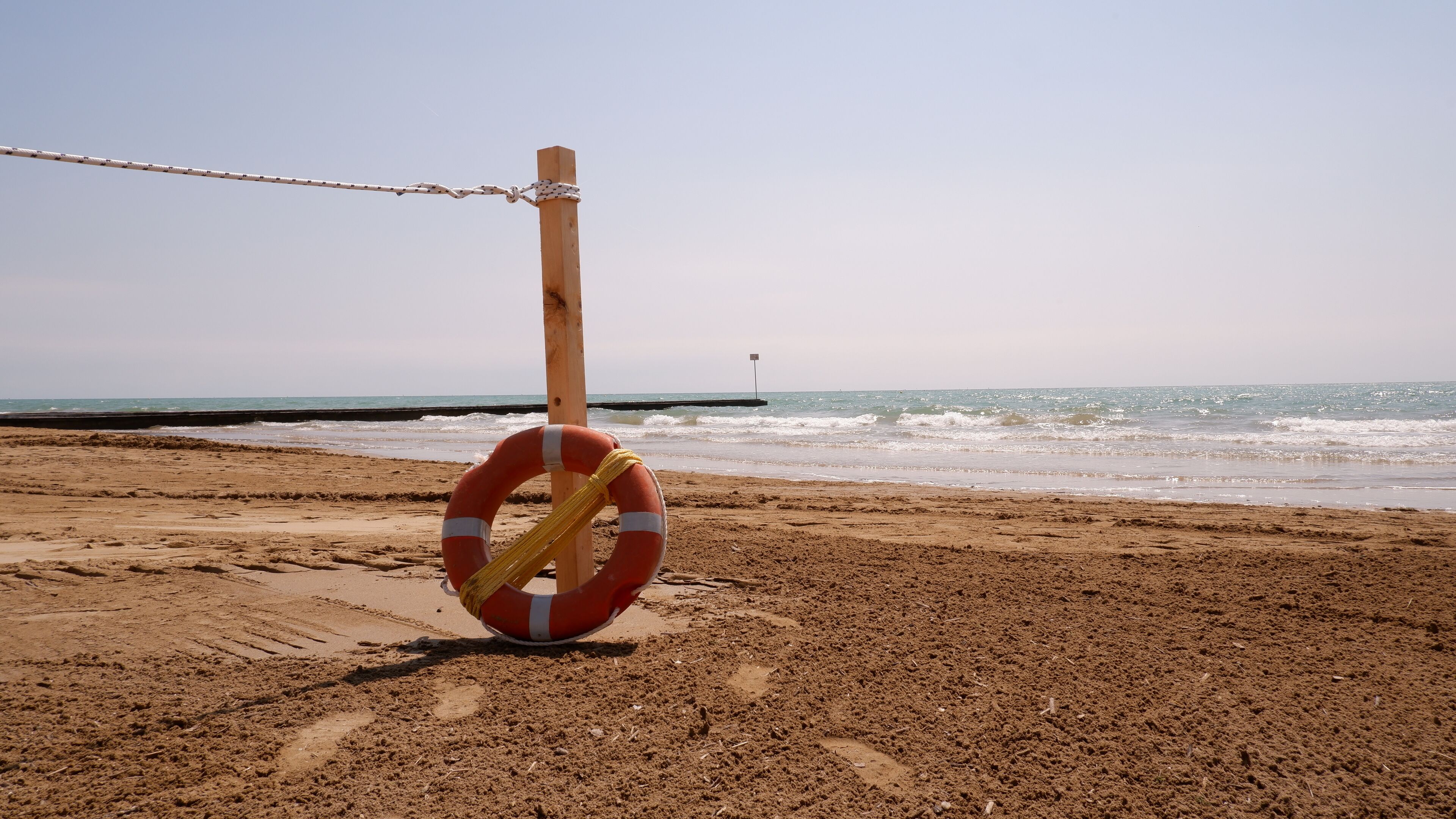 Liegestühle, Sonnenschirme