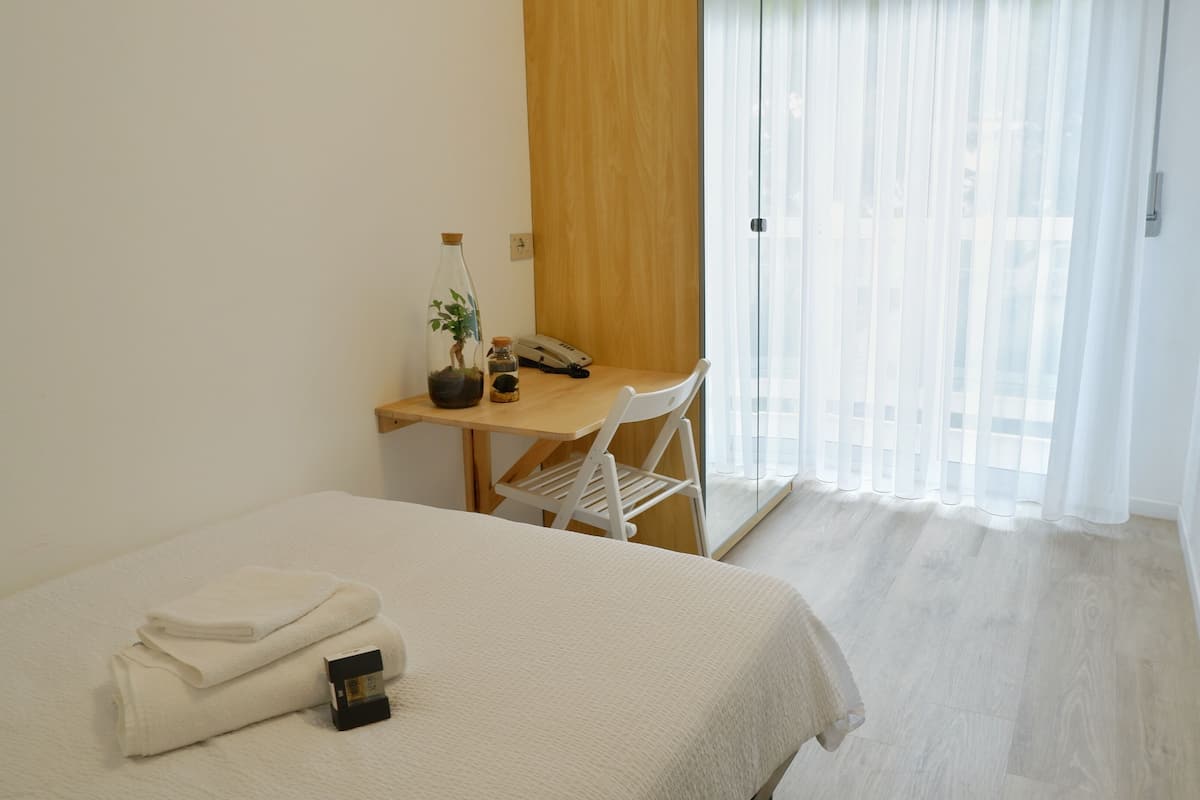 Single Room | In-room safe, desk, free WiFi, bed sheets