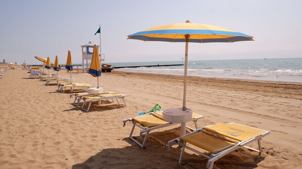 Chaises longues, parasols