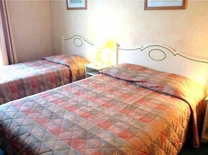 Habitación con 2 camas individuales | Escritorio y wifi gratis 