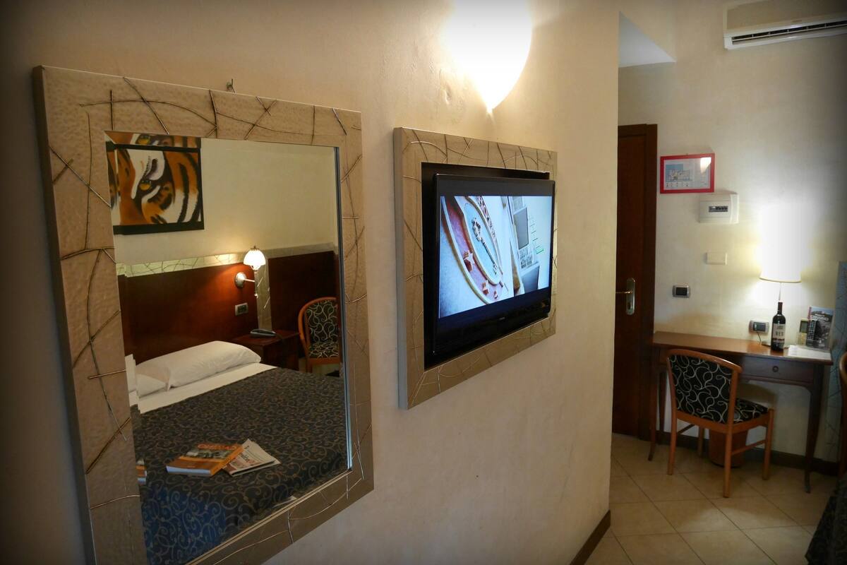 comfort double room, 1 double bed, city view | desk, cots/infant beds, free wifi, bed sheets