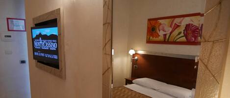 Habitació doble o amb dos llits individuals | Escriptori, bressols, wifi gratuïta i roba de llit