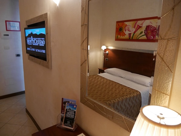 Escritorio, cunas, wifi gratis y ropa de cama