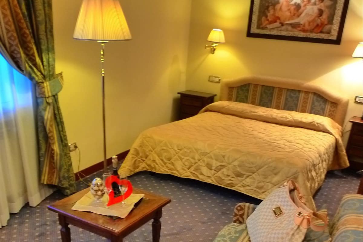 Desk, cribs/infant beds, free WiFi, bed sheets