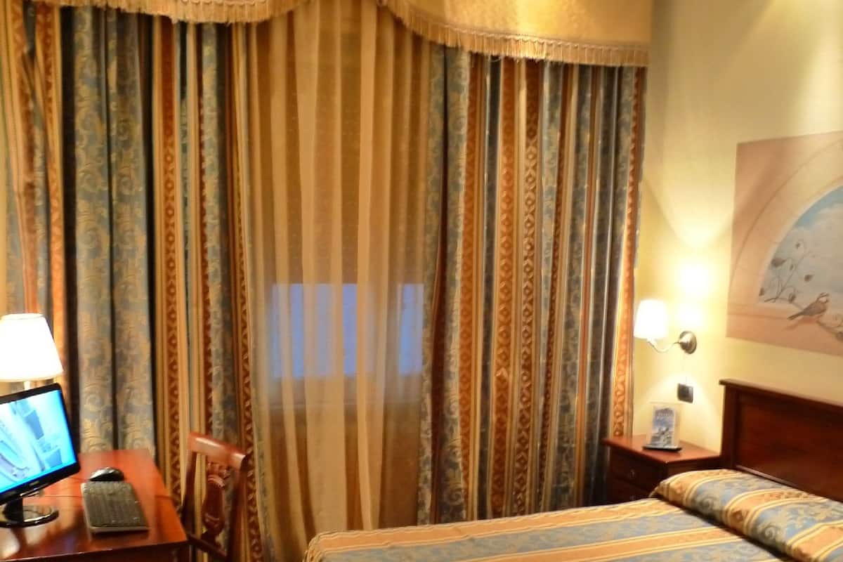 Habitación triple, 1 habitación | Escritorio, cunas, wifi gratis y ropa de cama