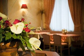 Desayuno buffet diario (EUR 10 por persona)